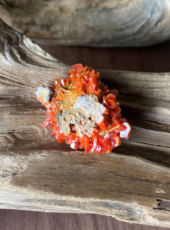 ハイグレードバナディナイト (Vanadinite from Morocco) 原石 03 天然石 1枚目の画像