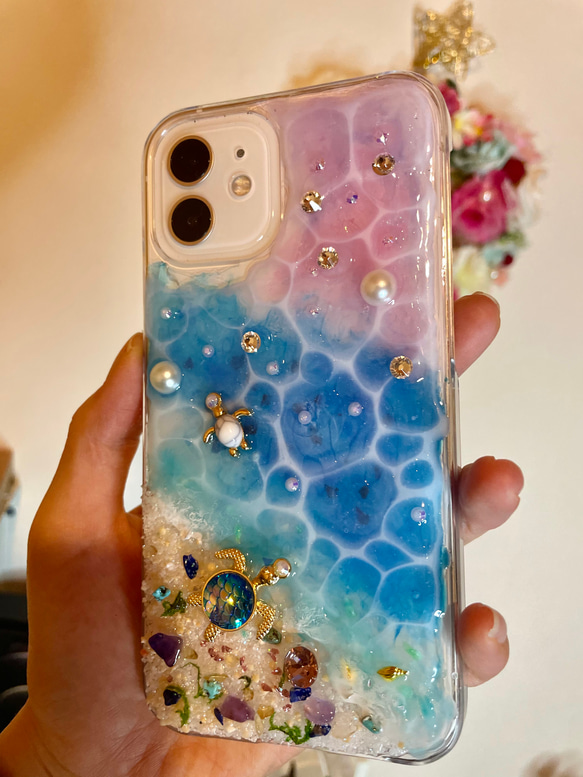 海からのプレゼント iPhone15 スマホカバー iPhone16スワロフスキースマホケース 幸せを呼ぶ オルゴナイト 2枚目の画像