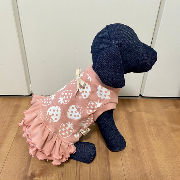 新作　犬服　オーダー　『フリルタンクトップ　いちご　ピンク』わんこ服　春夏　かわいい　いちご柄　おそろい　ワンピース 4枚目の画像