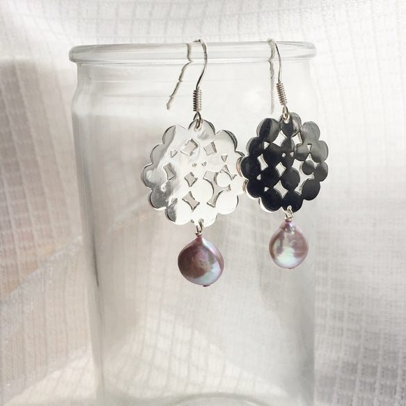耳環紫鈕扣形珍珠和繡球 第3張的照片