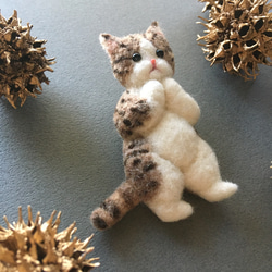 羊毛フェルト　立つ猫　キジトラ　ブローチ 2枚目の画像
