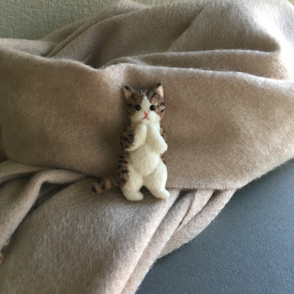 羊毛フェルト　立つ猫　キジトラ　ブローチ 6枚目の画像