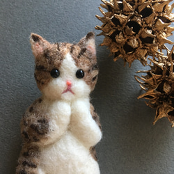 羊毛フェルト　立つ猫　キジトラ　ブローチ 7枚目の画像