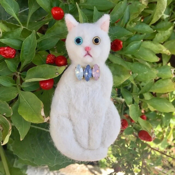 羊毛フェルト　オッドアイ　白猫ブローチ 6枚目の画像
