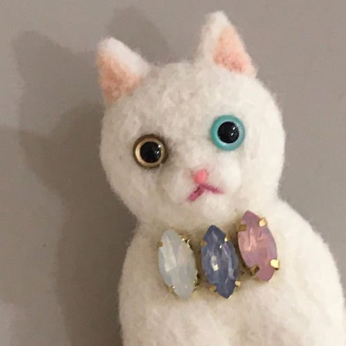 羊毛フェルト猫 白猫ブローチ 羊毛フェルト 猫ブローチ 白猫 おめかし猫｜Yahoo!フリマ（旧