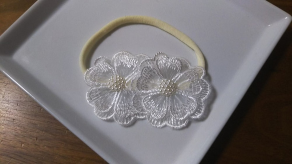 ベビーから使える 刺繍お花レースヘアバンド 2枚目の画像