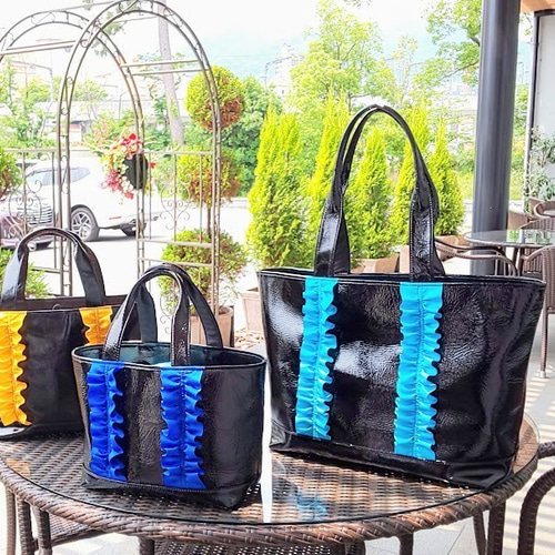 トートバッグ黒：S（エナメル牛革：リボンターコイズブルー） トート