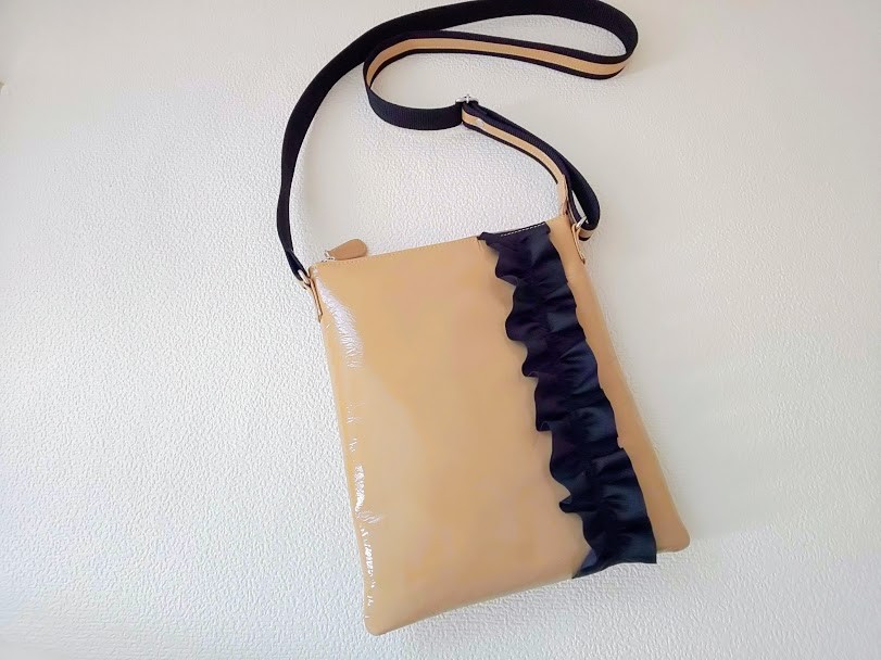 スリムポシェットベージュ（エナメル牛革：リボン黒）