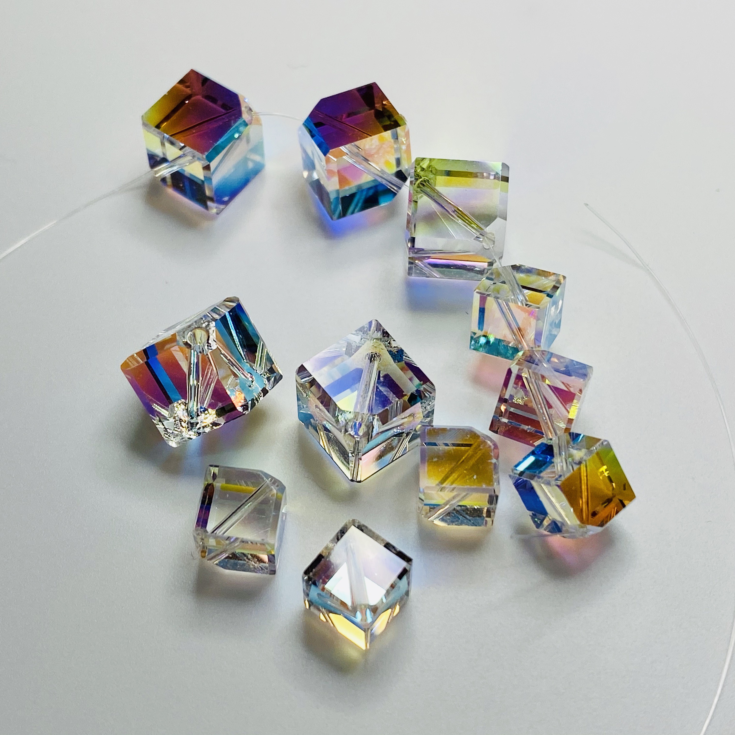 スワロフスキー #5600 6ミリ 2個セット キューブ（斜め通し穴