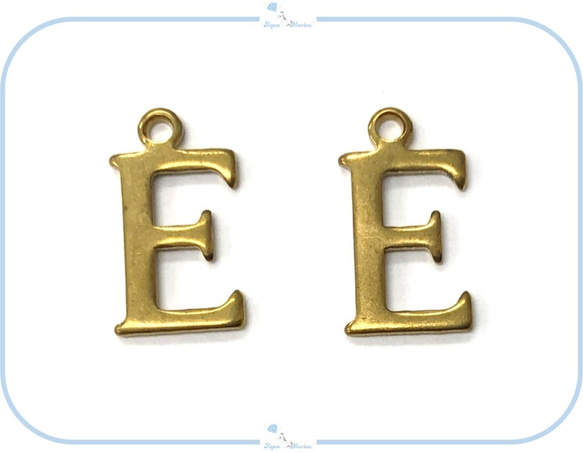 W132 アルファベット 【 E 】アクセサリー チャーム 2個 ハンドメイド 材料 イニシャル アンティークゴールド 1枚目の画像