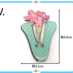 E202 V ウッド ボタン 木製 アルファベット V イニシャル 2ホール ハンドメイド 手作り 材料 ベース 花 1枚目の画像