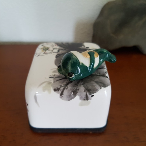 陶器製 オルゴール 睡蓮 ギター演奏 カエル 立体・オブジェ MOON 通販