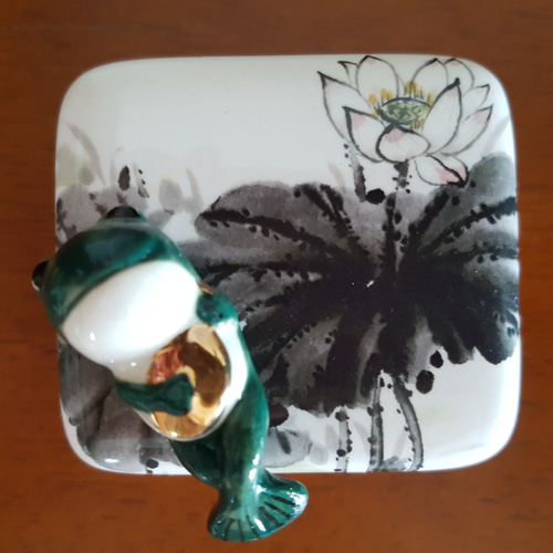 陶器製 オルゴール 睡蓮 ギター演奏 カエル 立体・オブジェ MOON 通販