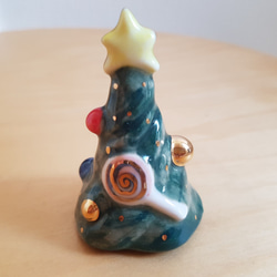 陶器製 デコレーション 置き物   オーナメントいっぱい  まるまるしてるクリスマス  ツリー 1枚目の画像