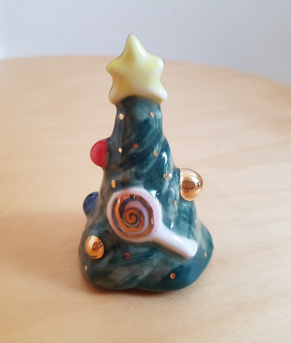 陶器製 デコレーション 置き物   オーナメントいっぱい  まるまるしてるクリスマス  ツリー 1枚目の画像