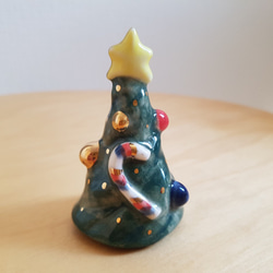 陶器製 デコレーション 置き物   オーナメントいっぱい  まるまるしてるクリスマス  ツリー 2枚目の画像