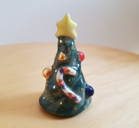 陶器製 デコレーション 置き物   オーナメントいっぱい  まるまるしてるクリスマス  ツリー 2枚目の画像