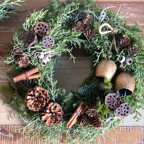 ヒバと木の実のナチュラルクリスマスリース〜 アンティークベル付