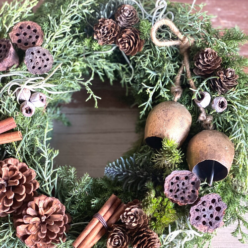 ヒバと木の実のナチュラルクリスマスリース〜 アンティークベル付