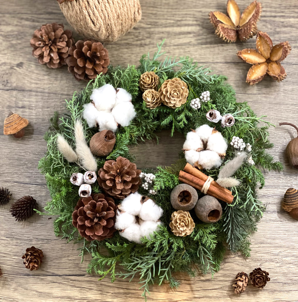 コニファーと木の実のハーフリース クリスマスリース コットンフラワー