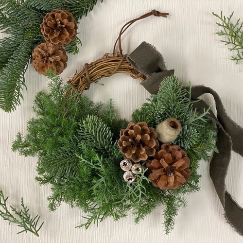 パンパスグラスとグリーンのリース、クリスマスリース、インテリア モミの木&パンパスグラス&木の実のハーフクリスマスリース【nuts】