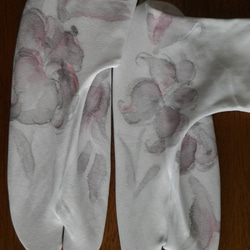 ストレッチの足袋(百合墨絵風)   手描き 3枚目の画像