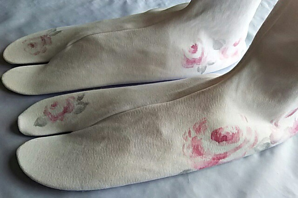 ストレッチの足袋(ピンクの薔薇)手描き 1枚目の画像
