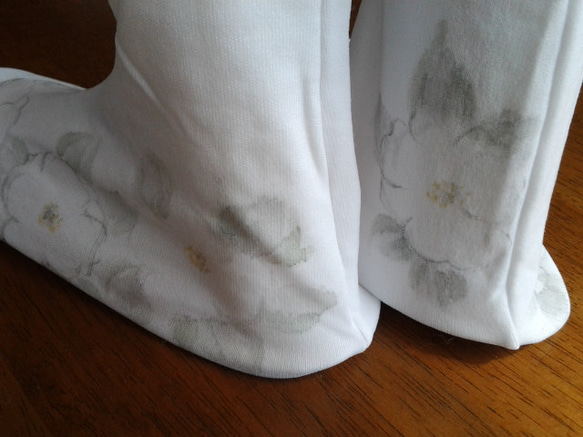 ストレッチの足袋(白い薔薇)手描き 4枚目の画像