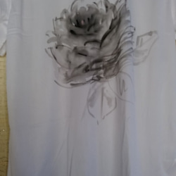 墨絵風薔薇のTシャツ (手描き) 1枚目の画像