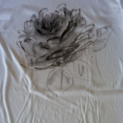 墨絵風薔薇のTシャツ (手描き) 2枚目の画像