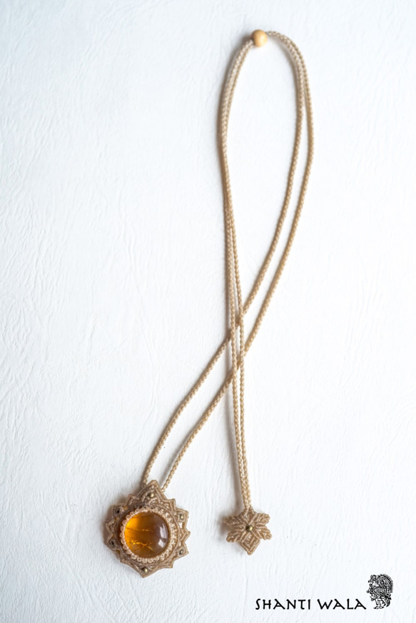 アンバー(琥珀)のマクラメ編み 天然石ネックレス 3枚目の画像