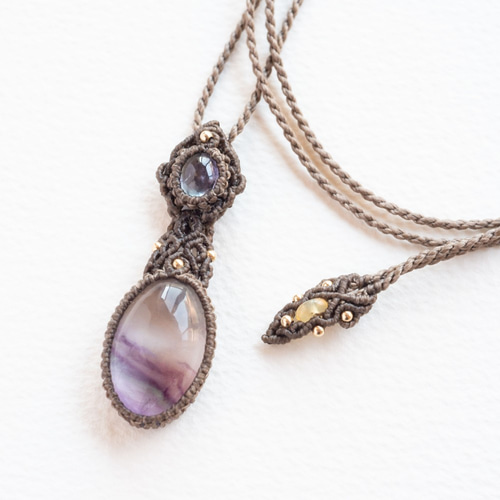 フローライト+タンザナイトのマクラメ編み 天然石ネックレス