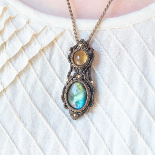 ラブラドライトとシトリンのマクラメネックレス