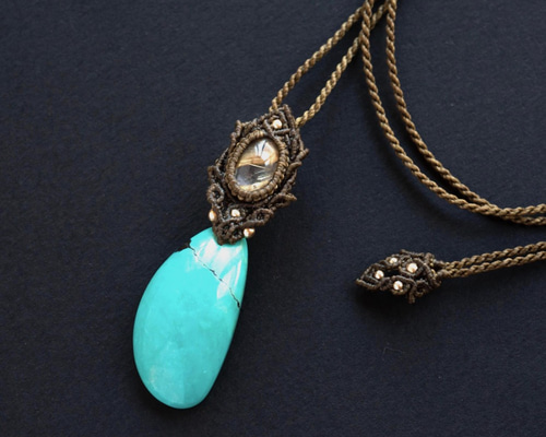 ターコイズ【12月誕生石】とブラスチャームの天然石マクラメ編みネックレス♪ ターコイズ【12月誕生石】とブラスチャームの天然石マクラメ編み