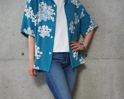 Sサイズ、アロハシャツ、着物、花柄、リメイク！ 着物リメイク・アロハシャツ｜本日の逸品🌈 真紅の地に咲き誇る