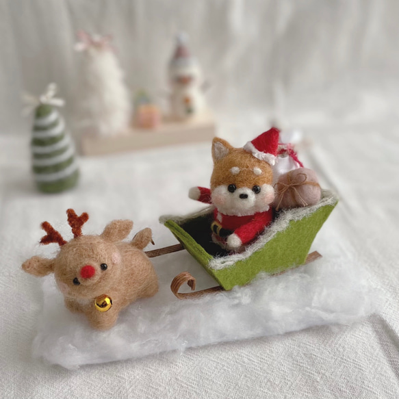クリスマス　柴犬サンタさんとトナカイ　ソリ　羊毛フェルト 1枚目の画像