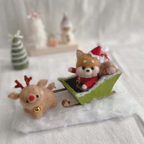 人気絶頂 クリスマス 柴犬サンタさんとトナカイ ソリ 羊毛フェルト 羊毛 羊毛フェルト