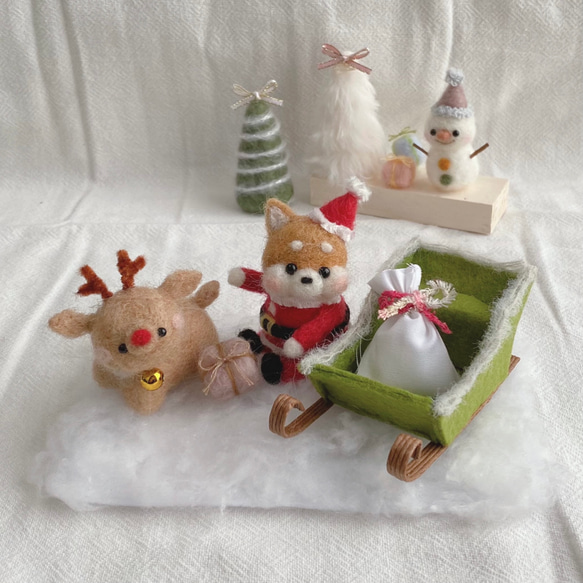 クリスマス　柴犬サンタさんとトナカイ　ソリ　羊毛フェルト 2枚目の画像
