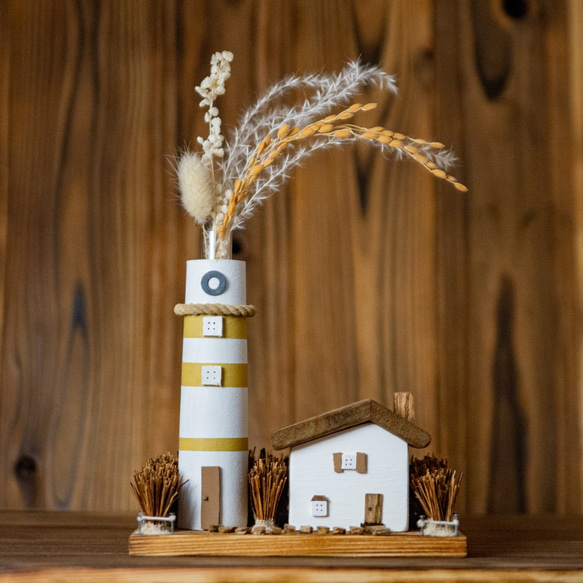 「灯台とお家の フラワーベース」~イエロー~  一輪挿し ミニチュア ハウス 花瓶 木製 インテリア 北欧雑貨 置物 1枚目の画像