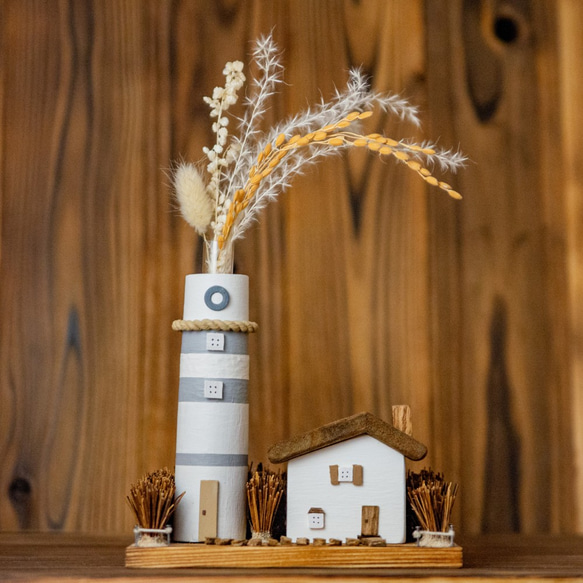 「灯台とお家の フラワーベース」~グレー~  一輪挿し ミニチュア ハウス 花瓶 インテリア 北欧雑貨 置物 ギフト 1枚目の画像