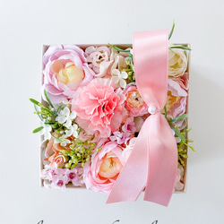 ピンクのボックスアレンジメント　カーネーション　ラナンキュラス　春色　ギフト　感謝　癒し　母の日 3枚目の画像