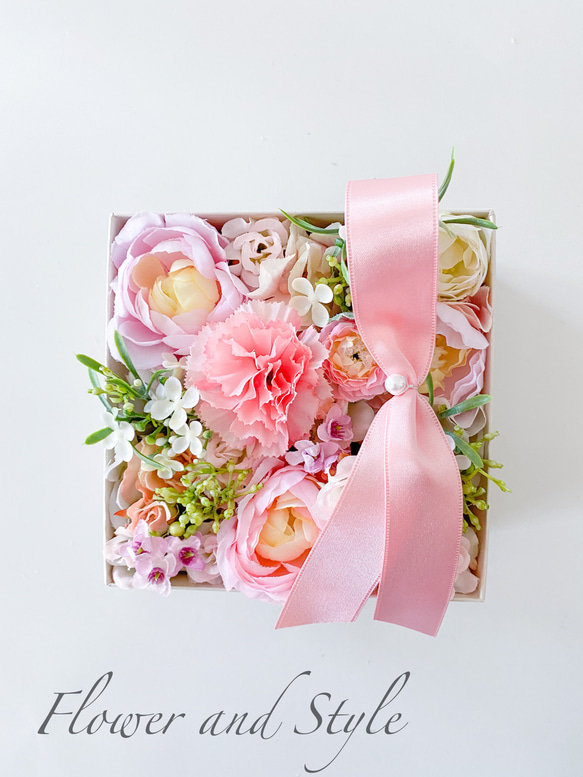 ピンクのボックスアレンジメント　カーネーション　ラナンキュラス　春色　ギフト　感謝　癒し　母の日 3枚目の画像