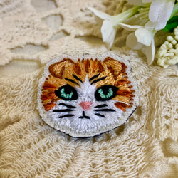 ハチワレ猫の刺繍ブローチ ブローチ ren.(レンドット) 通販
