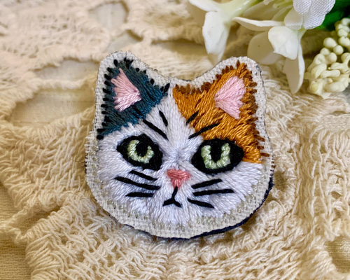 小林モー子 maison des perles 三毛猫 ねこ ブローチ 刺繍 小林モー子さんのアンティークビーズ刺繍ブローチ | 京都