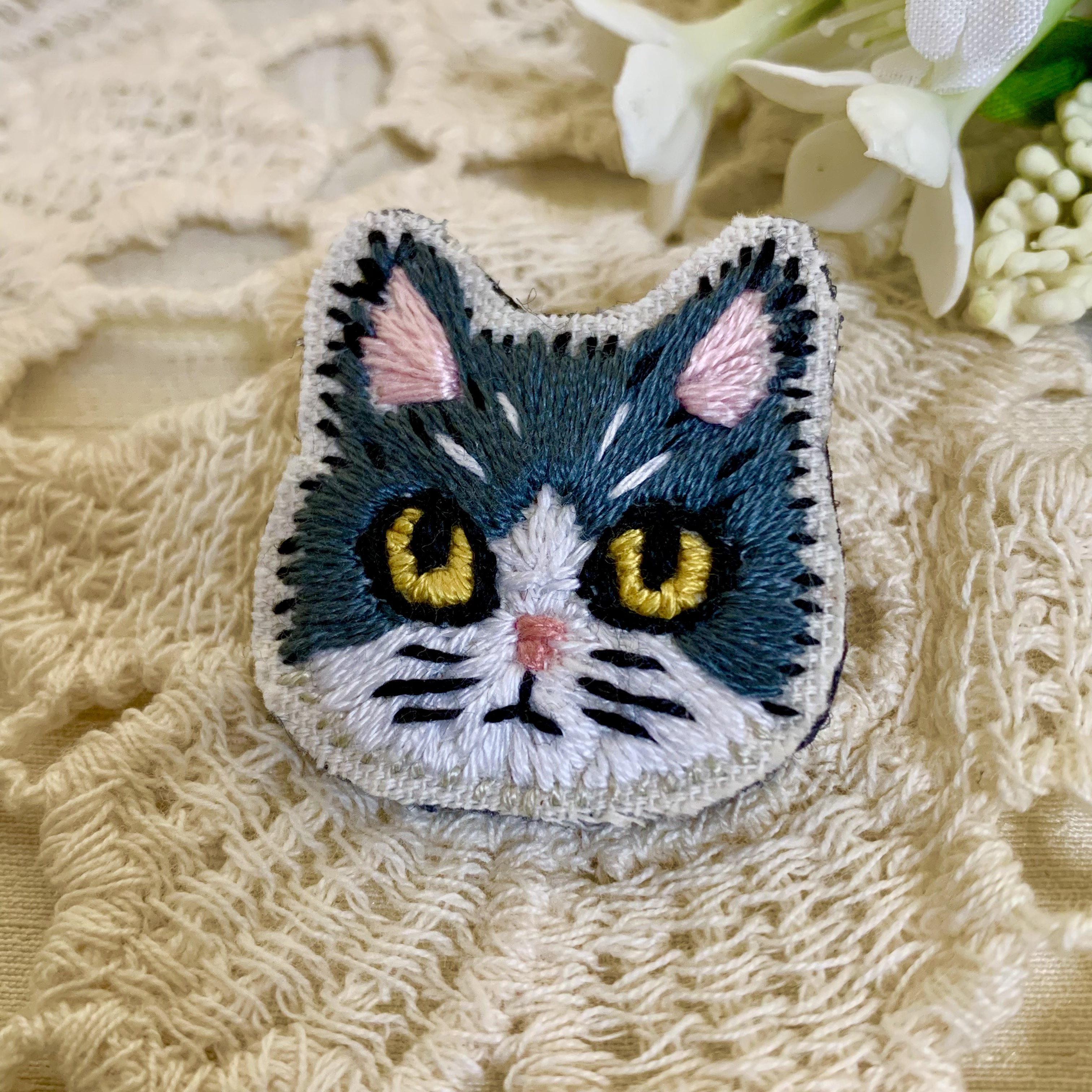 驚きの値段 ★Ｐページ★猫刺繍ブローチ４点 アクセサリー