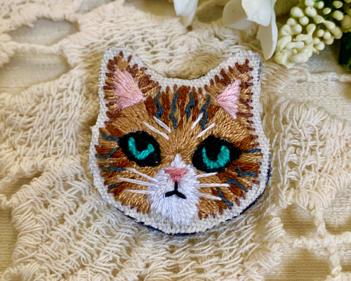 トラ猫の刺繍飾り生地　ナップ　ファブリック　フランスアンティーク　ねこネコレース トラ猫の刺繍ブローチ ブローチ ren.(レンドット) 通販 12216097