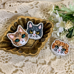 トラ猫の刺繍ブローチ 5枚目の画像