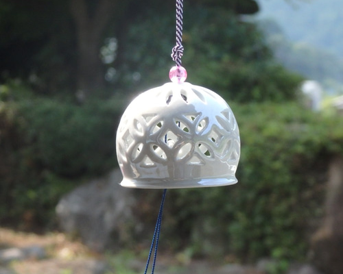 キラキラ虹彩磁菊花七宝透かし彫り風鈴（小） 風鈴 市川冬山窯