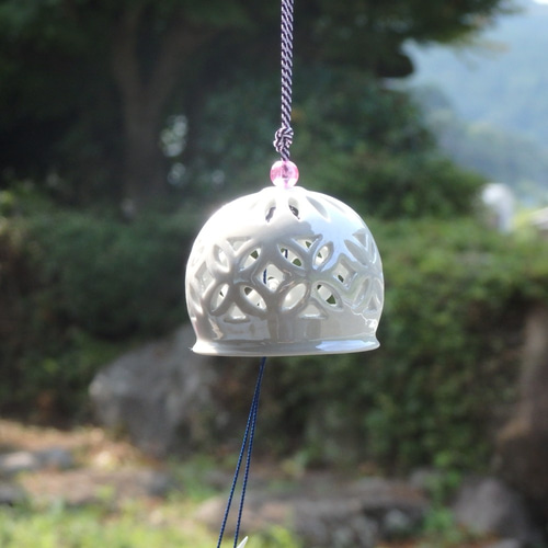 キラキラ虹彩磁菊花七宝透かし彫り風鈴（小） 風鈴 市川冬山窯