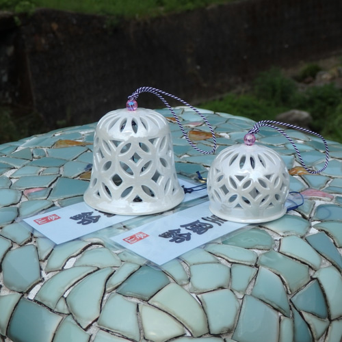 キラキラ虹彩磁菊花七宝透かし彫り風鈴（小） 風鈴 市川冬山窯 通販